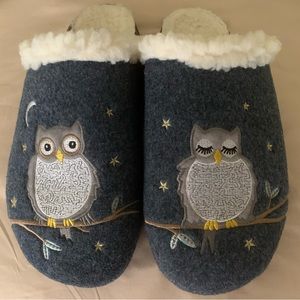 Lands’ End slippers owl embroidered women’s size 9. Worn once.